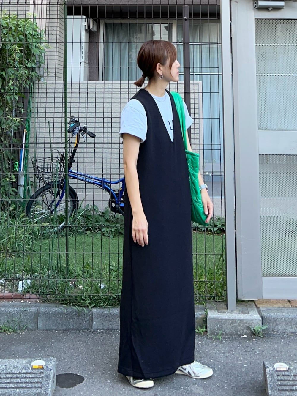 ブラック系のジャンパースカート、グリーン系のトートバッグ、その他のTシャツ/カットソーを着用したレディースの夏コーディネートの2枚目の写真