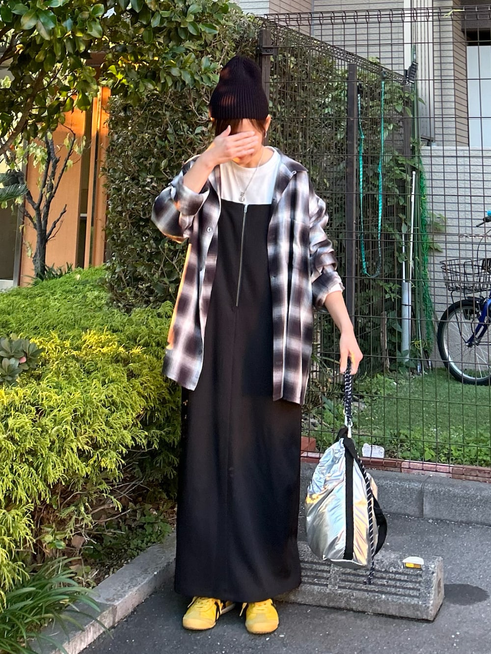 ブラック系のシャツ/ブラウス、ホワイト系のその他トップス、ブラック系のワンピースを着用したレディースの秋コーディネートの3枚目の写真