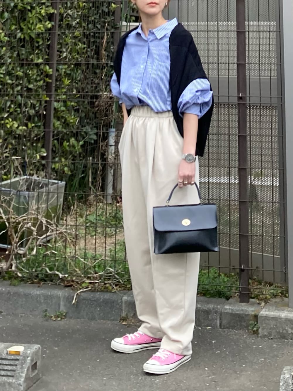 ブルー系のシャツ/ブラウス、ブラック系のカーディガン/ボレロ、ホワイト系のスウェットパンツを着用したレディースの夏コーディネートの4枚目の写真