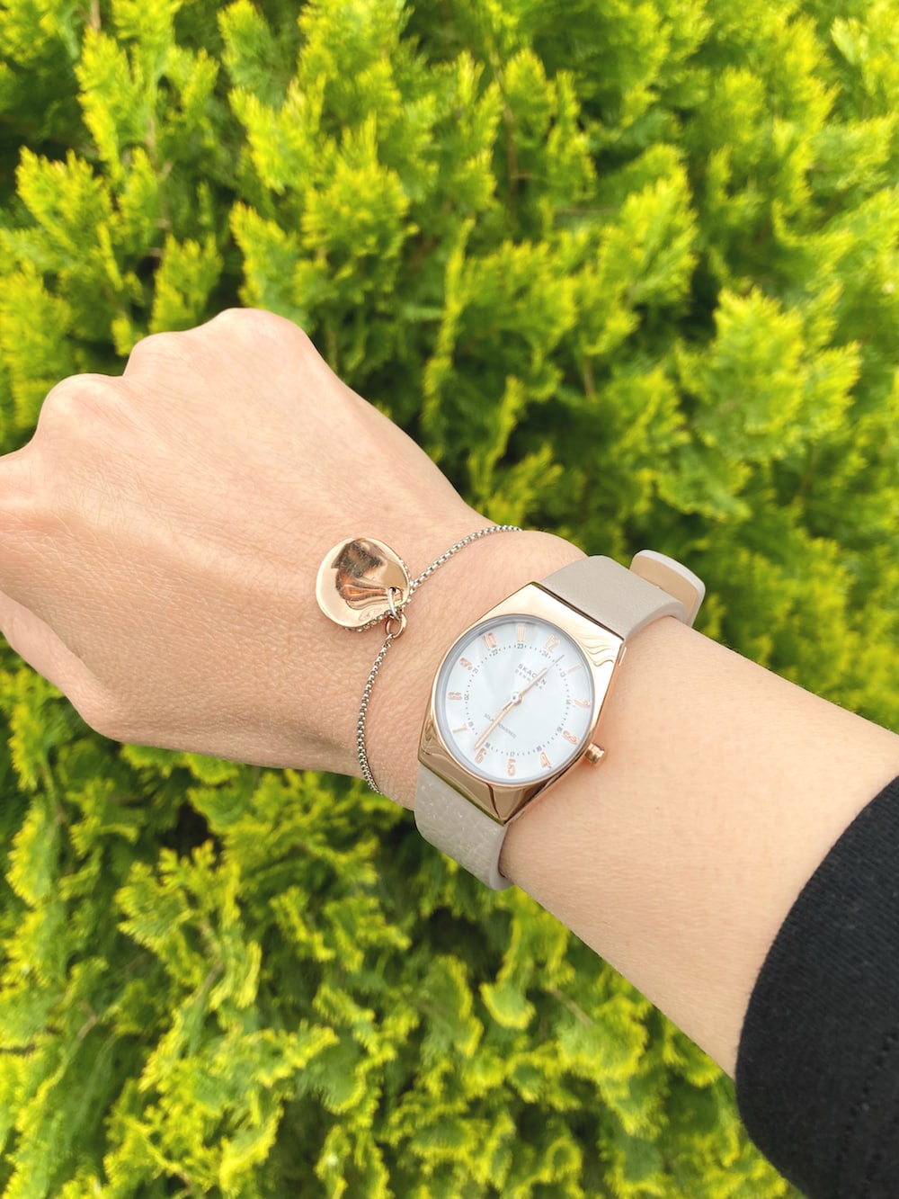 ブラック系のカーディガン/ボレロ、ブラック系のワンピース、グリーン系のトートバッグを着用したレディースの春コーディネートの3枚目の写真