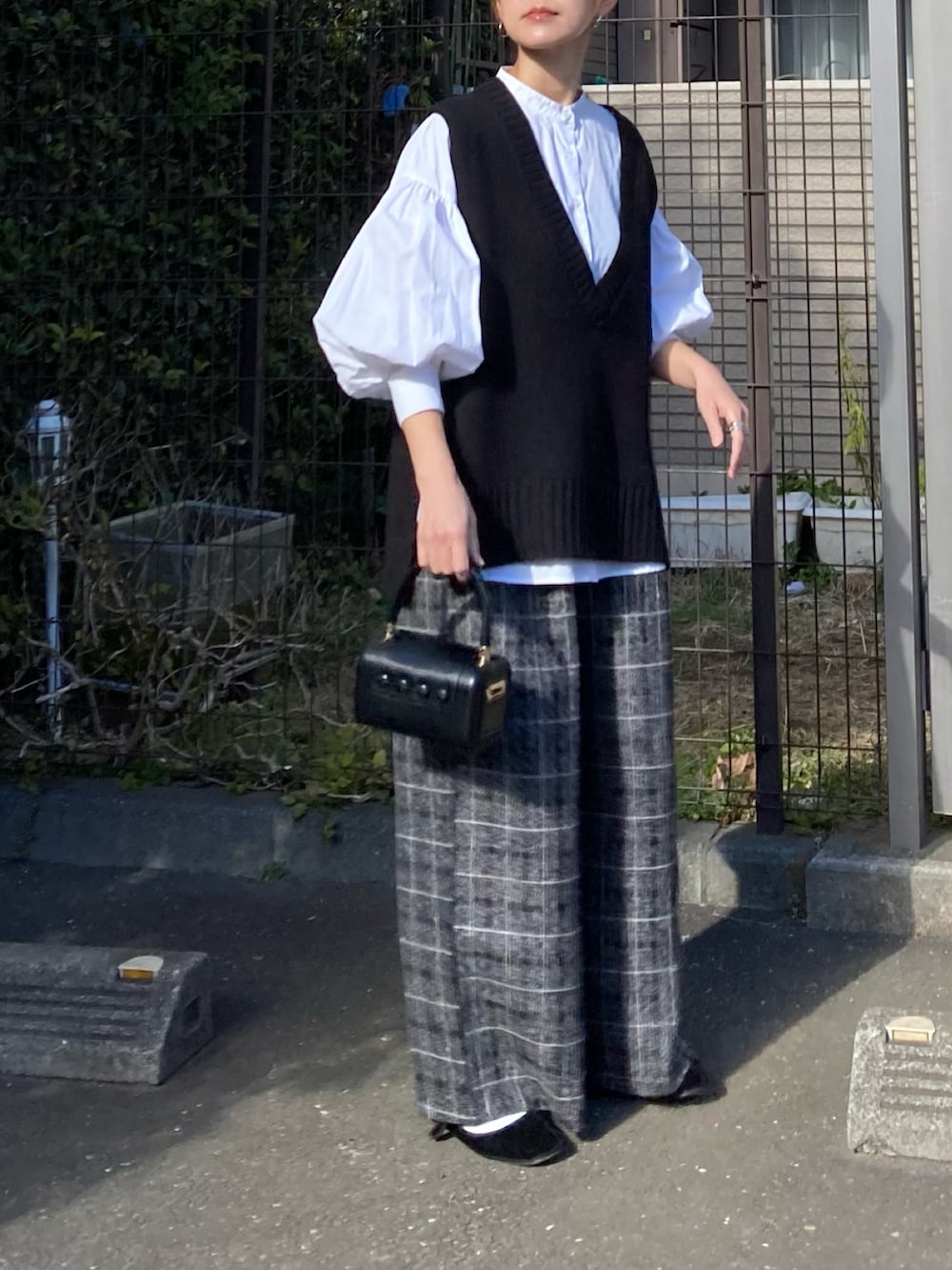 ブラック系のベスト、ホワイト系のシャツ/ブラウス、その他のその他パンツを着用したレディースの冬コーディネートの3枚目の写真