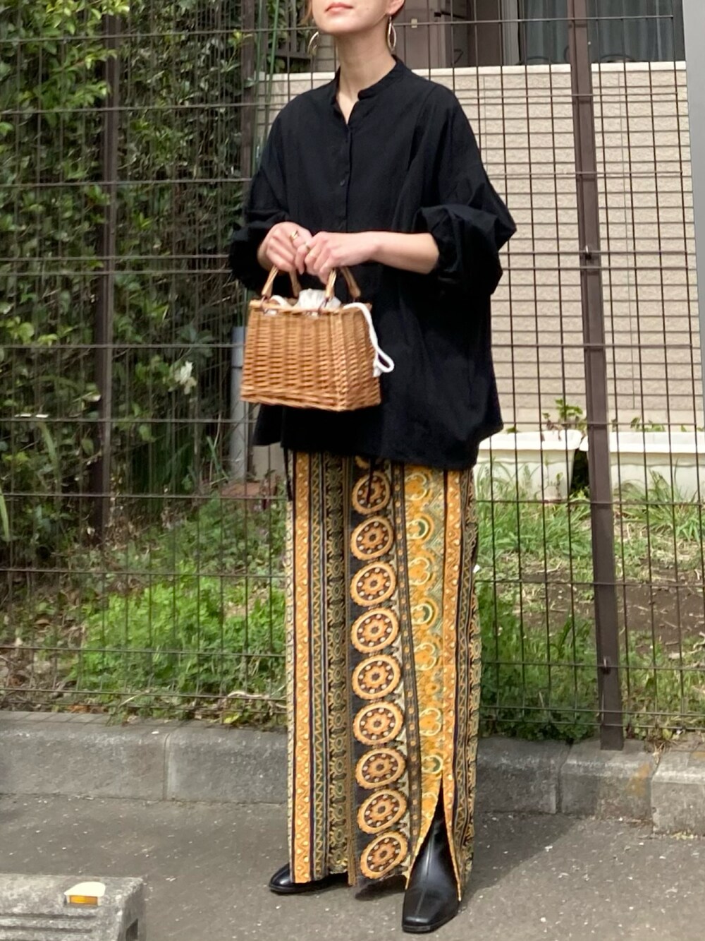 イエロー系のその他パンツ、ブラック系のシャツ/ブラウス、ブラウン系のバッグを着用したレディースの春コーディネートの3枚目の写真