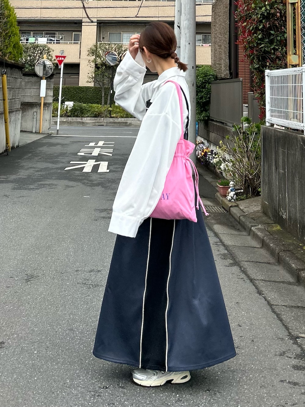 ホワイト系のシャツ/ブラウス、ピンク系のトートバッグ、グレー系のワンピースを着用したレディースの春コーディネートの2枚目の写真