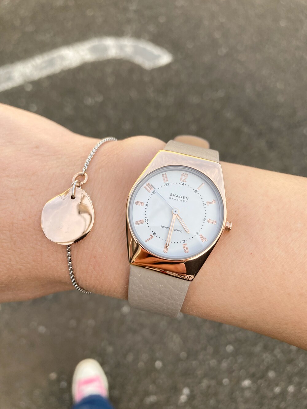 ブラック系のスウェット、ブルー系のデニムパンツ、グリーン系のトートバッグを着用したレディースの春コーディネートの3枚目の写真