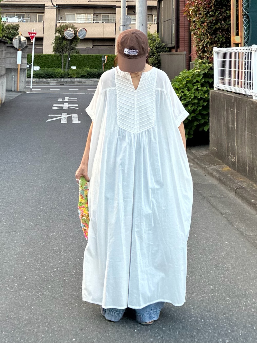 ホワイト系のワンピースを着用したレディースの夏コーディネートの2枚目の写真