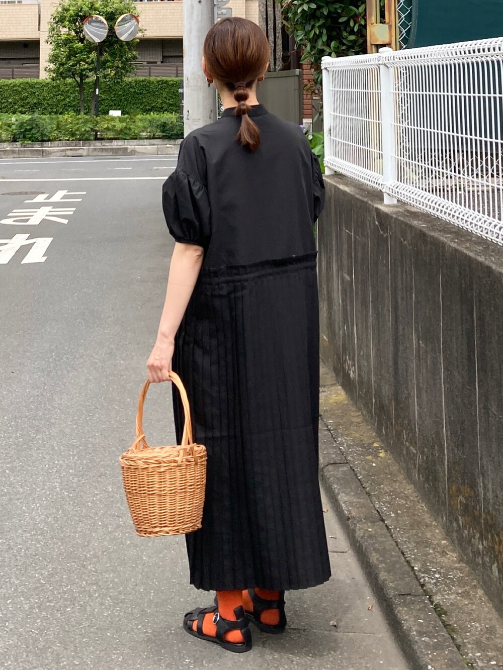 ブラック系のワンピース、ブラック系のサンダルを着用したレディースの夏コーディネートの4枚目の写真