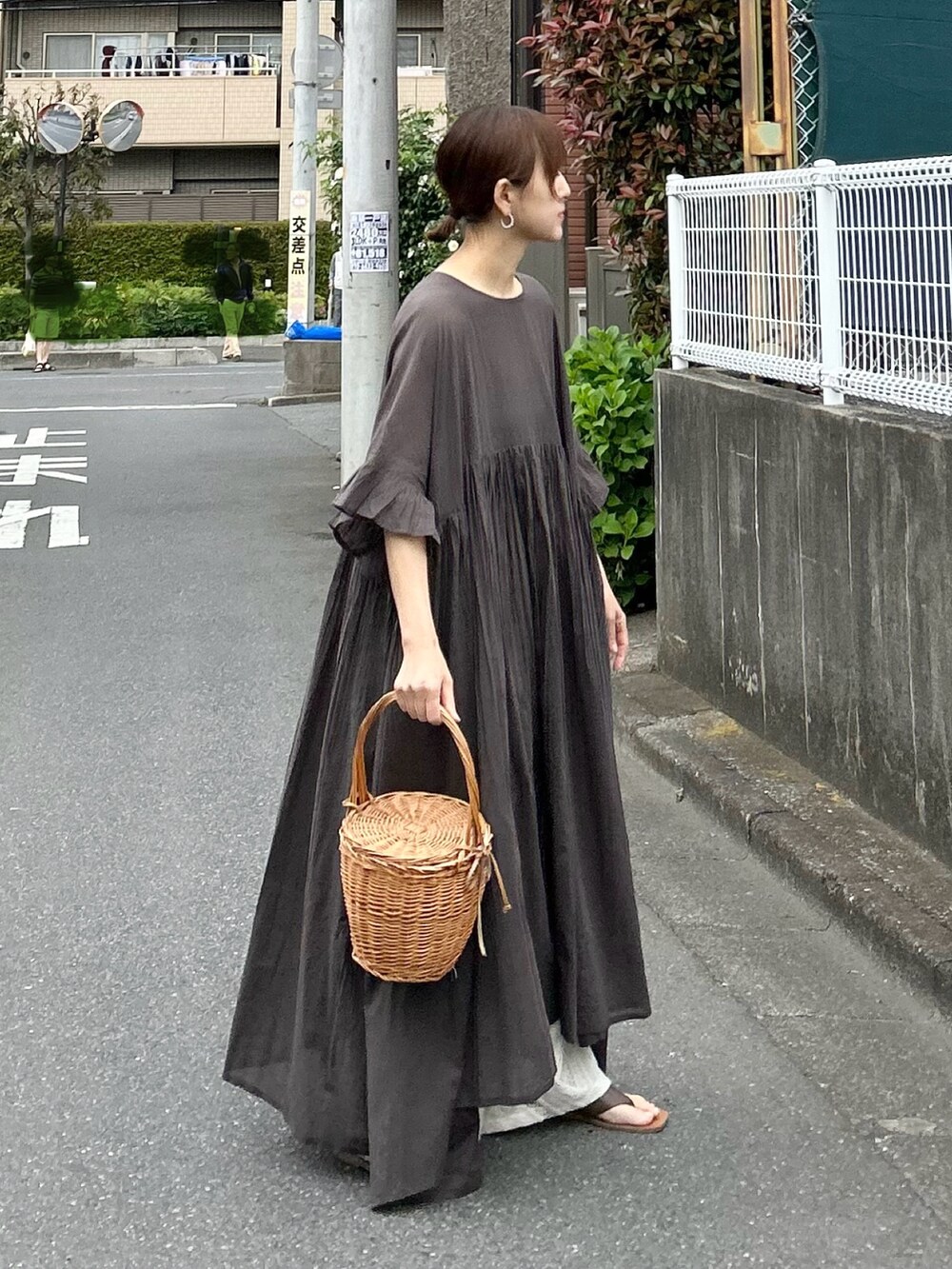 ブラウン系のワンピース、ホワイト系のその他パンツを着用したレディースの春コーディネートの3枚目の写真