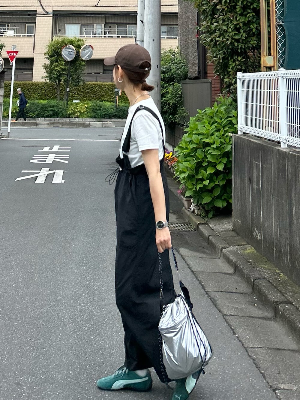 「やっぱり帽子が好き、シンプルコーデ、夏コーデ、お出かけコーデ、モノトーン、きれいめカジュアル、大人カジュアル、プチプラ、休日スタイル、キャップ、Tシャツ、白Tシャツ、ジャンパースカート、ロングスカート、スニーカー」｜「notch.の【 notch. by KR 】サスペンダーツキハイウエストスカート（ジャンパースカート、ブラック系）」を使った、ＫＲさん（レディース・159cm）の春コーディネートの4枚目の写真