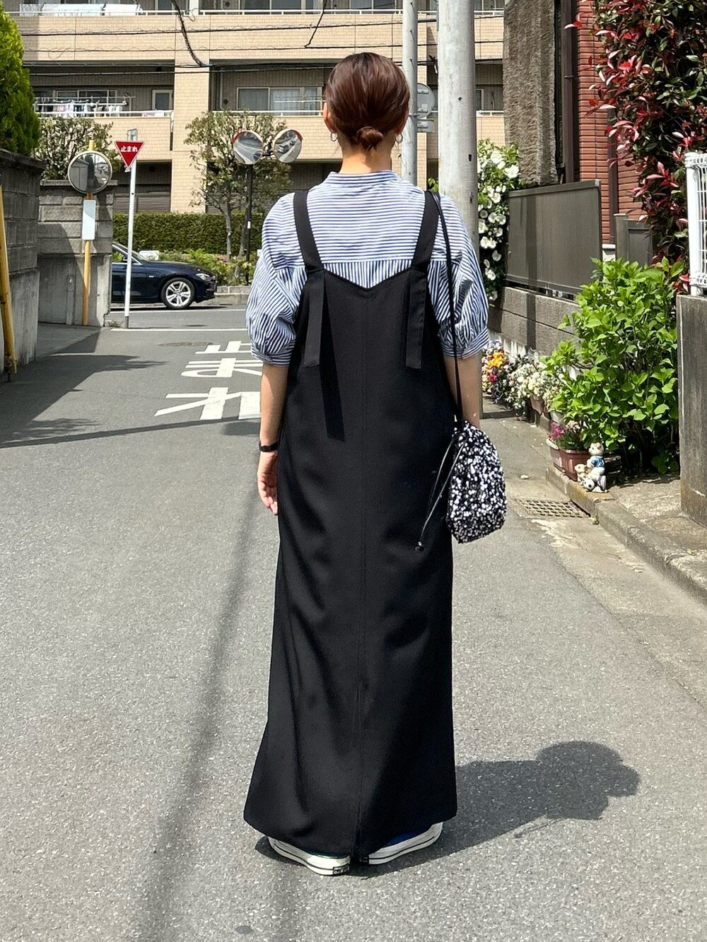 ブルー系のシャツ/ブラウス、ブラック系のワンピース、シルバー系のハンドバッグを着用したレディースの春コーディネートの5枚目の写真