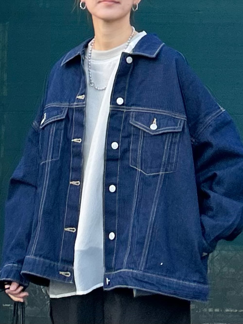 「春のおしゃ見えテクニック、春コーデ、春服みてみて、春アウター、デニム、プチプラ、きれいめカジュアル、大人カジュアル、ロングスカート、休日スタイル、スニーカー、巾着バッグ、お出かけコーデ、シアートップス、シンプルコーデ」｜「AS KNOW AS plusの◎ビッグシルエットジャケット　セットアップ可能（デニムジャケット、ブルー系）」を使った、ＫＲさん（レディース・159cm）の春コーディネートの4枚目の写真
