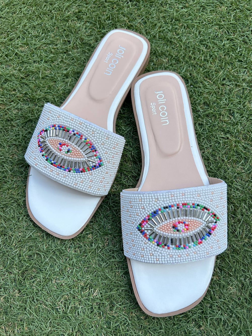 ブラック系のその他パンツ、ホワイト系のサンダル、ホワイト系のTシャツ/カットソーを着用したレディースの夏コーディネートの4枚目の写真