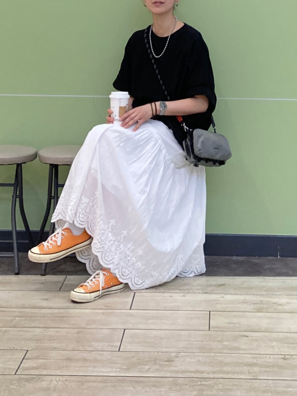 「シンプルコーデ、夏コーデ、モノトーン、プチプラ、お出かけコーデ、休日スタイル、フェススタイル、きれいめカジュアル、ロングスカート、ショルダーバッグ、スニーカー、コンバース、ビッグシルエット、ストリート」｜「TopologieのBottle Sacoche ボトルサコッシュ【バッグ単体】（ショルダーバッグ、グレー系）」を使った、ＫＲさん（レディース・159cm）の夏コーディネートの4枚目の写真