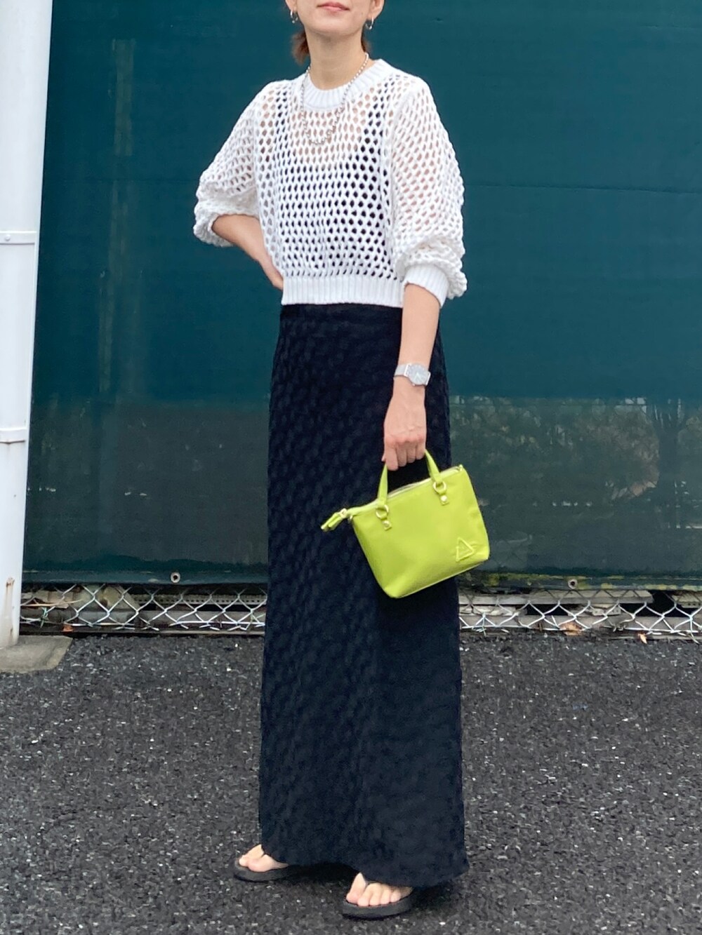 ホワイト系のTシャツ/カットソー、ブラック系のワンピース、グリーン系のショルダーバッグを着用したレディースの夏コーディネートの2枚目の写真