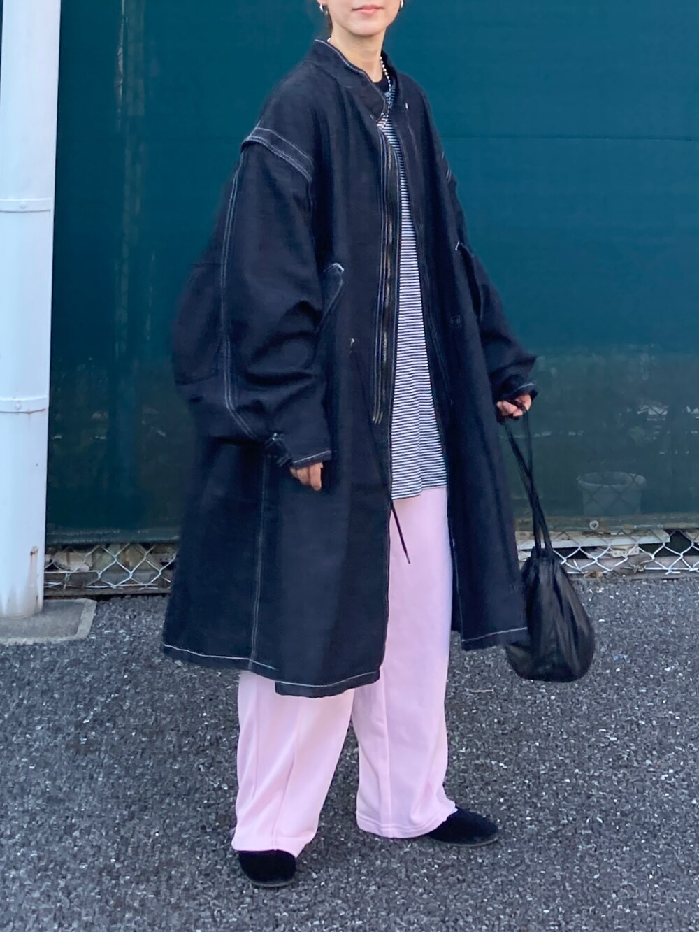 ブラック系のモッズコート、ホワイト系のTシャツ/カットソー、ピンク系のスウェットパンツを着用したレディースの夏コーディネートの4枚目の写真