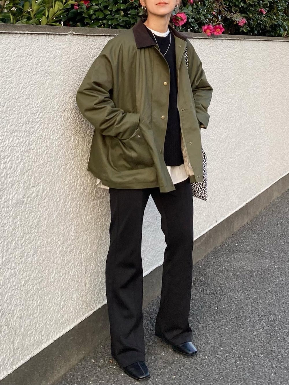 グリーン系のカバーオール、ブラック系のニット/セーター、ブラック系のその他パンツを着用したレディースの冬コーディネートの3枚目の写真