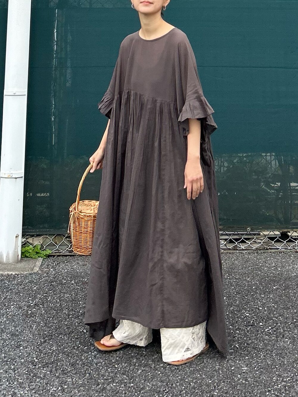 ブラウン系のワンピース、ホワイト系のその他パンツを着用したレディースの春コーディネートの2枚目の写真