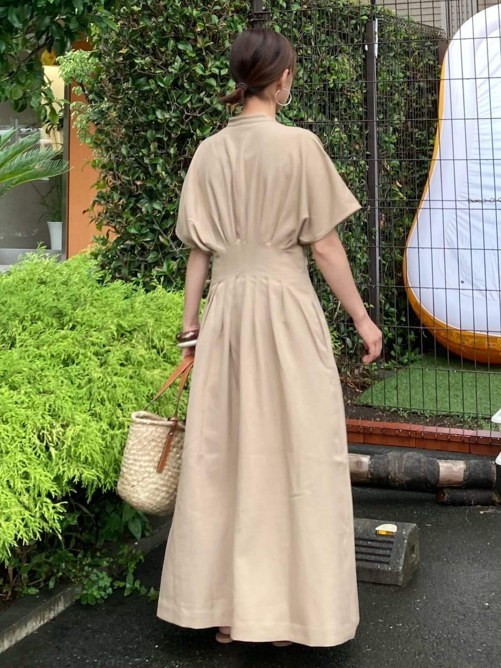 「夏コーデ、シンプルコーデ、きれいめカジュアル、オフィスカジュアル、ロングワンピース、シャツワンピ、リネン、ベージュ、ワントーンコーデ、淡色コーデ、かごバッグ、トートバッグ、プチプラ、corners by KR」｜「COTORICAのリネンライクウエストタックワンピース（ワンピース、ベージュ系）」を使った、ＫＲさん（レディース・159cm）の夏コーディネートの4枚目の写真