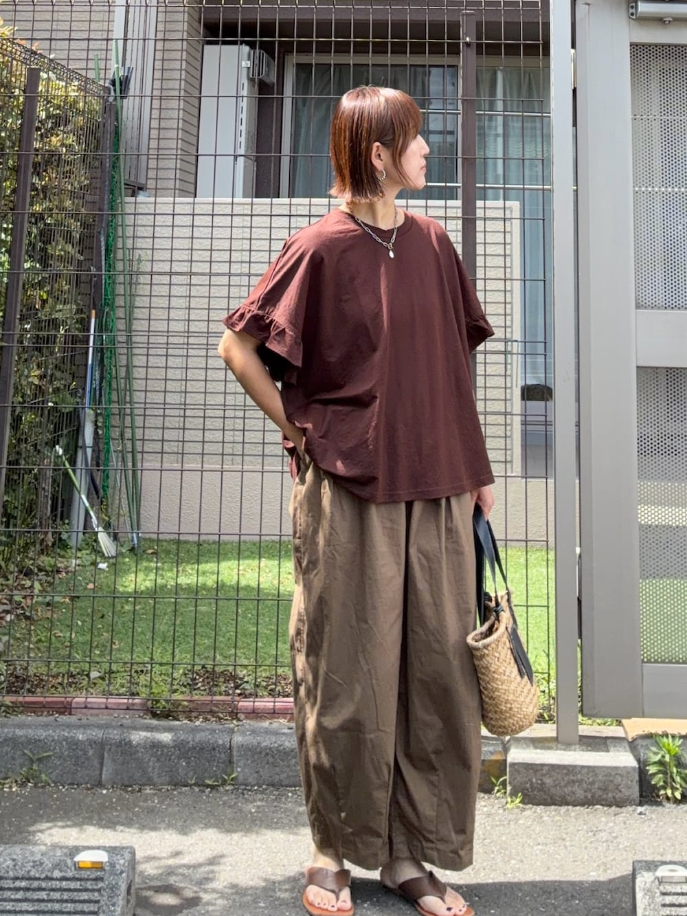 ブラウン系のTシャツ/カットソー、グリーン系のその他パンツを着用したレディースの夏コーディネートの2枚目の写真
