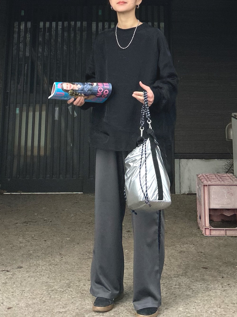 ブラック系のTシャツ/カットソー、グレー系のスラックス、シルバー系のトートバッグを着用したレディースの冬コーディネートの4枚目の写真