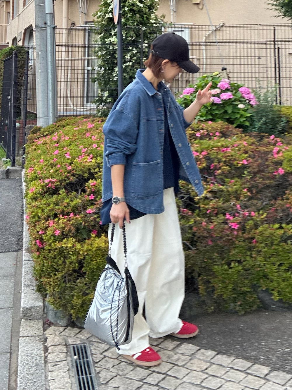 ブルー系のデニムジャケット、ブルー系のシャツ/ブラウス、ホワイト系のその他パンツを着用したレディースの夏コーディネートの3枚目の写真