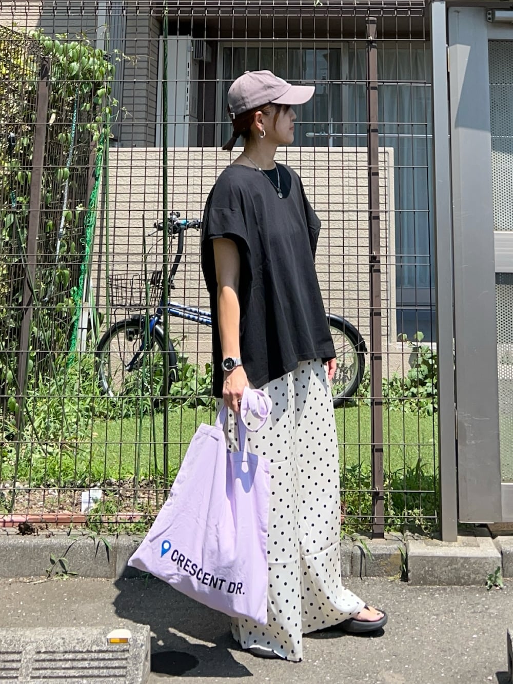 「夏コーデ、シンプルコーデ、お出かけコーデ、カラーコーデ、きれいめカジュアル、モノトーン、プチプラ、Tシャツ、ワイドパンツ、ドット、サンダル、トートバッグ」｜「CORNERS by KRの【CORNERS by KR】ダブルウエストドットパンツ（スラックス、ホワイト系）」を使った、ＫＲさん（レディース・159cm）の夏コーディネートの3枚目の写真