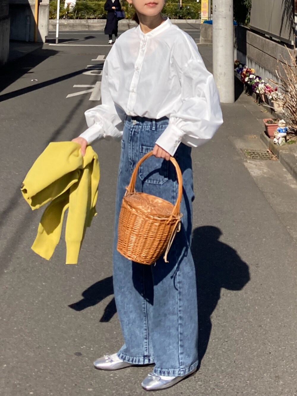 ホワイト系のシャツ/ブラウス、ブルー系のデニムパンツ、シルバー系のバレエシューズを着用したレディースの冬コーディネートの4枚目の写真