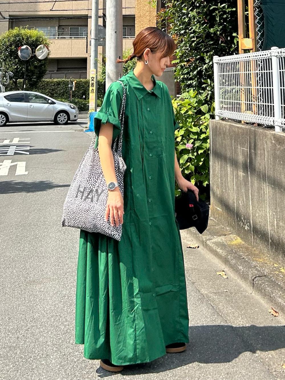 「夏コーデ、アツいコーデ全部見せ、プチプラ、シンプル、きれいめカジュアル、休日スタイル、ワンピース、シャツワンピ、トートバッグ、スニーカー」｜「CORNERSの【CORNERS by KR】サイドギャザーシャツワンピース（シャツワンピース、グリーン系）」を使った、ＫＲさん（レディース・159cm）の夏コーディネートの2枚目の写真