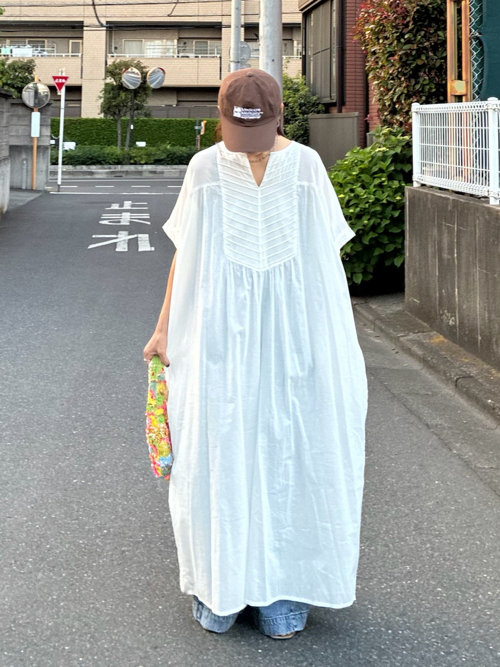 ホワイト系のワンピースを着用したレディースの夏コーディネートの3枚目の写真