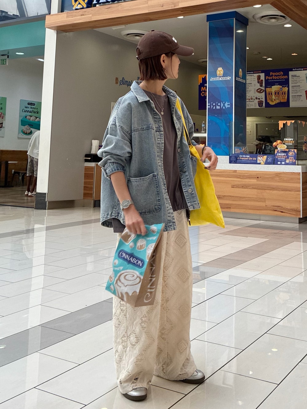 ブルー系のデニムジャケット、ホワイト系のその他パンツ、グレー系のTシャツ/カットソーを着用したレディースの秋コーディネートの4枚目の写真
