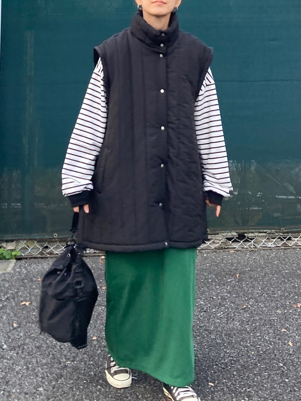 ブラック系のブルゾン、ブラック系のTシャツ/カットソー、ブラック系のショルダーバッグを着用したレディースの秋コーディネートの5枚目の写真