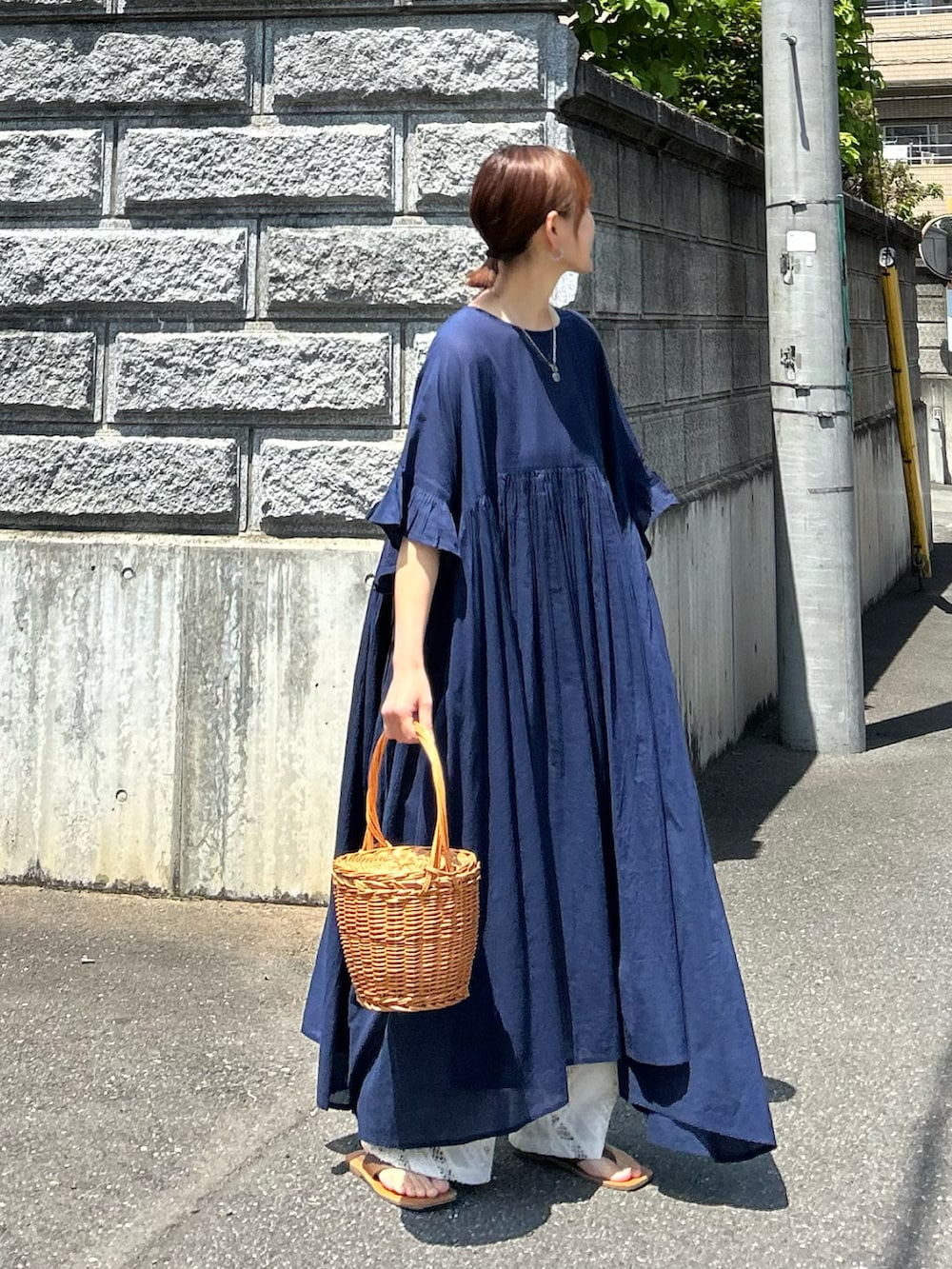 ブルー系のワンピース、ホワイト系のその他パンツを着用したレディースの春コーディネートの4枚目の写真