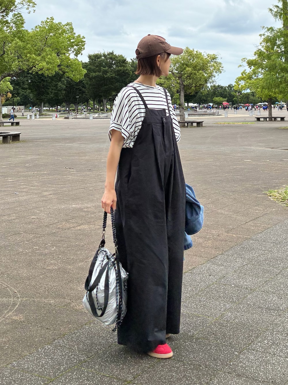 ホワイト系のTシャツ/カットソー、ブラック系のサロペット/オーバーオール、シルバー系のショルダーバッグを着用したレディースの秋コーディネートの2枚目の写真