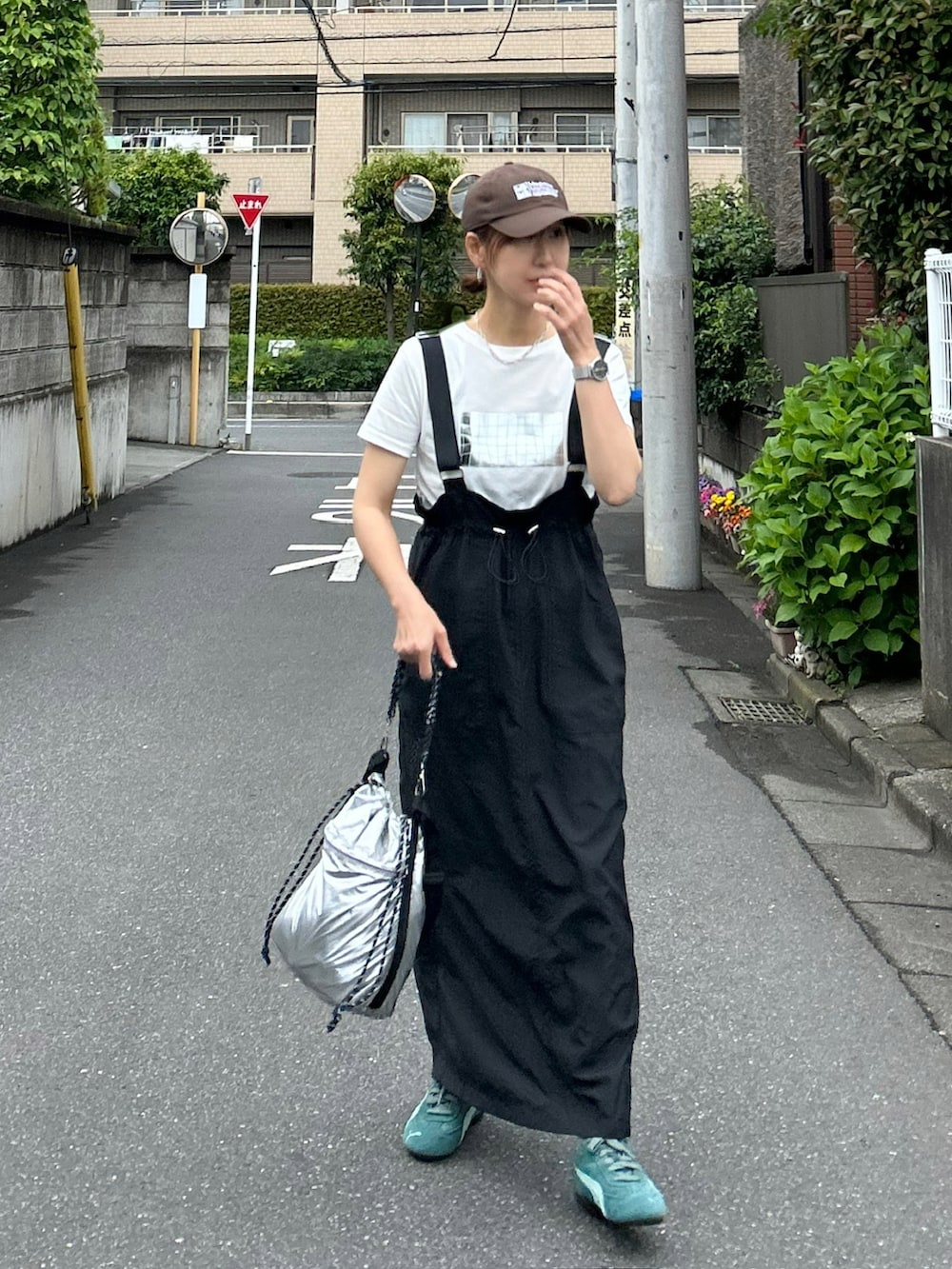 「やっぱり帽子が好き、シンプルコーデ、夏コーデ、お出かけコーデ、モノトーン、きれいめカジュアル、大人カジュアル、プチプラ、休日スタイル、キャップ、Tシャツ、白Tシャツ、ジャンパースカート、ロングスカート、スニーカー」｜「notch.の【 notch. by KR 】サスペンダーツキハイウエストスカート（ジャンパースカート、ブラック系）」を使った、ＫＲさん（レディース・159cm）の春コーディネートの5枚目の写真