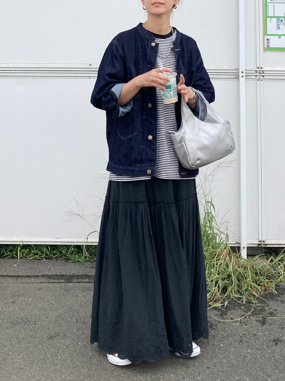 「秋服まるっと大公開、秋コーデ、シンプルコーデ、お出かけコーデ、プチプラ、きれいめカジュアル、休日スタイル、デニム、デニムジャケット、ジャケットスタイル、ボーダー、ロングスカート、コンバース、スニーカー、ハンドバッグ」｜「LBCのLBCデニムノーカラージャケット（デニムジャケット、ブルー系）」を使った、ＫＲさん（レディース・159cm）の秋コーディネートの3枚目の写真