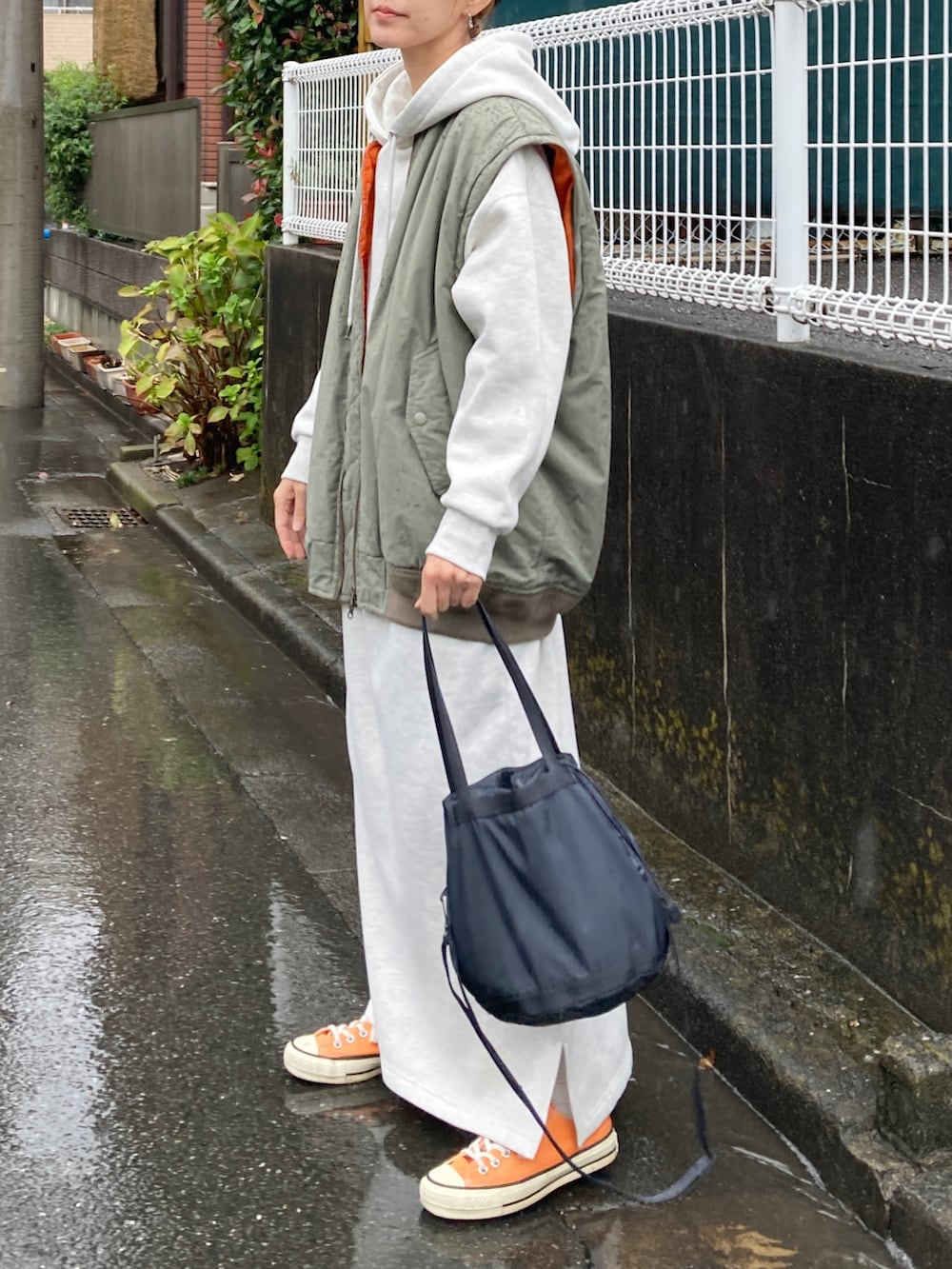 グレー系のワンピース、グリーン系のMA-1、ブラック系のニットキャップ/ビーニーを着用したレディースの秋コーディネートの2枚目の写真