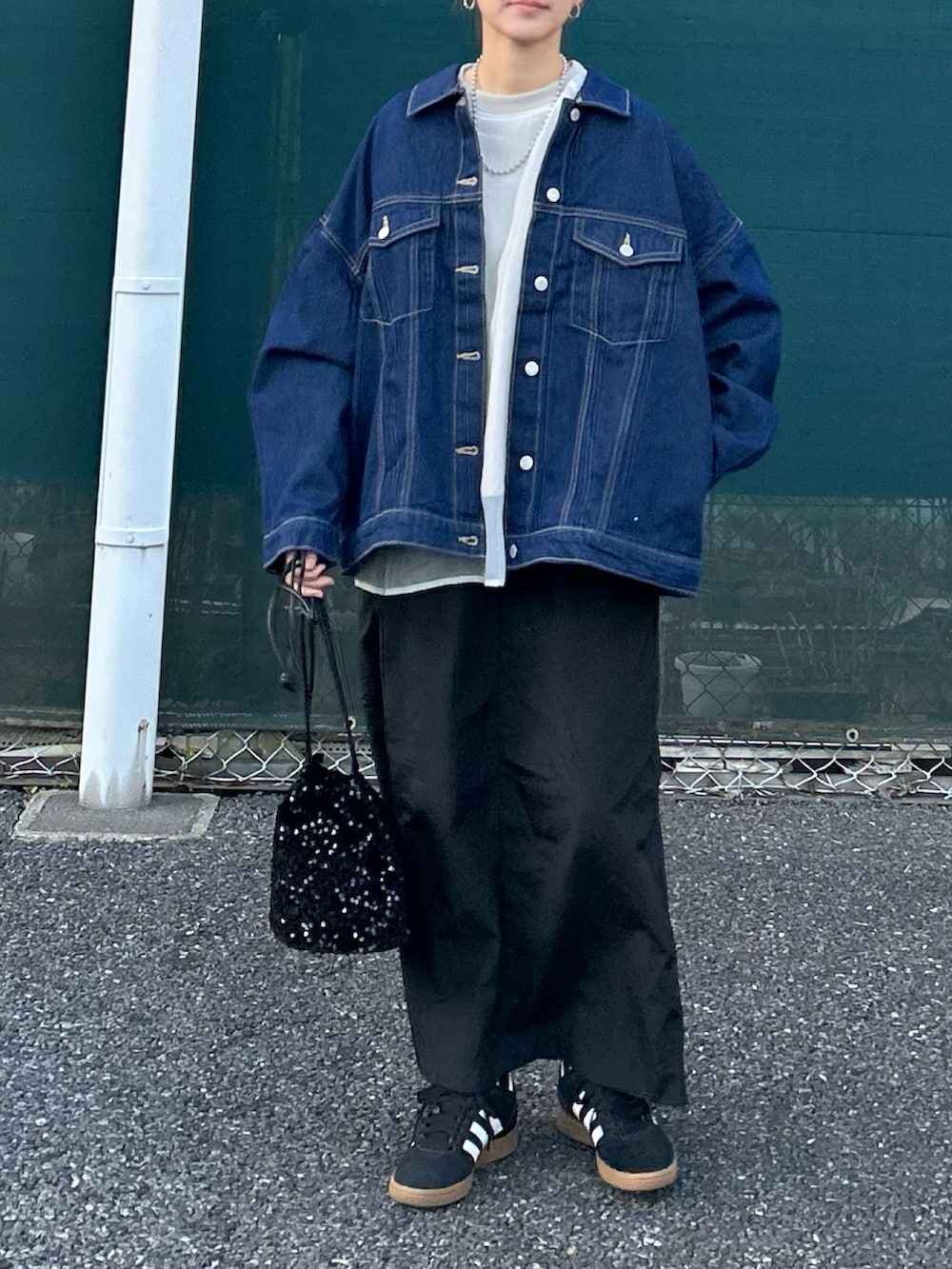 「春のおしゃ見えテクニック、春コーデ、春服みてみて、春アウター、デニム、プチプラ、きれいめカジュアル、大人カジュアル、ロングスカート、休日スタイル、スニーカー、巾着バッグ、お出かけコーデ、シアートップス、シンプルコーデ」｜「AS KNOW AS plusの◎ビッグシルエットジャケット　セットアップ可能（デニムジャケット、ブルー系）」を使った、ＫＲさん（レディース・159cm）の春コーディネートの2枚目の写真