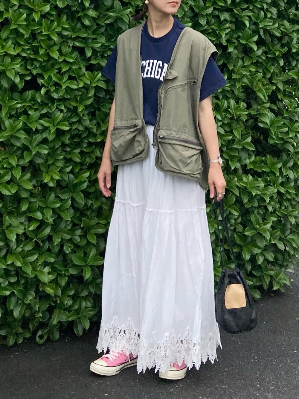 ブルー系のTシャツ/カットソー、グリーン系のベスト、ホワイト系のスカートを着用したレディースの夏コーディネートの4枚目の写真