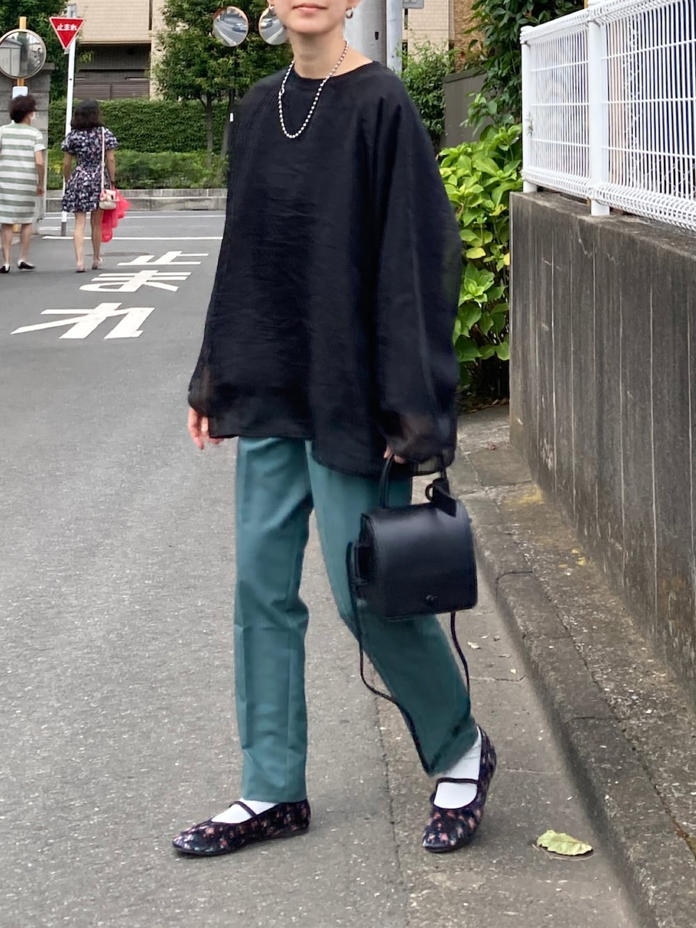 ブラック系のシャツ/ブラウス、グリーン系のその他パンツ、ブラック系のバレエシューズを着用したレディースの夏コーディネートの3枚目の写真