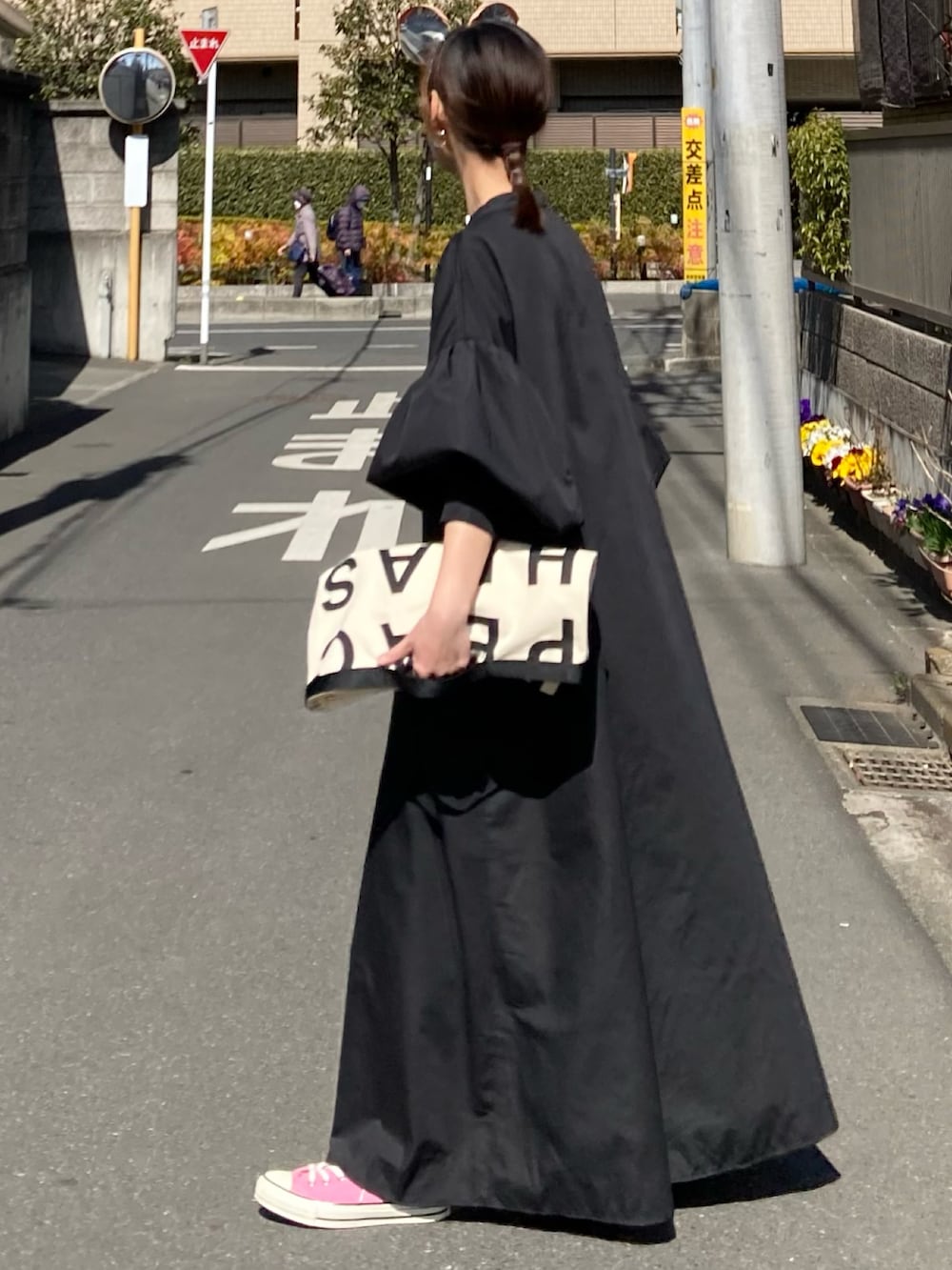 ブラック系のワンピース、ホワイト系のトートバッグ、レッド系のスニーカーを着用したレディースの春コーディネートの3枚目の写真