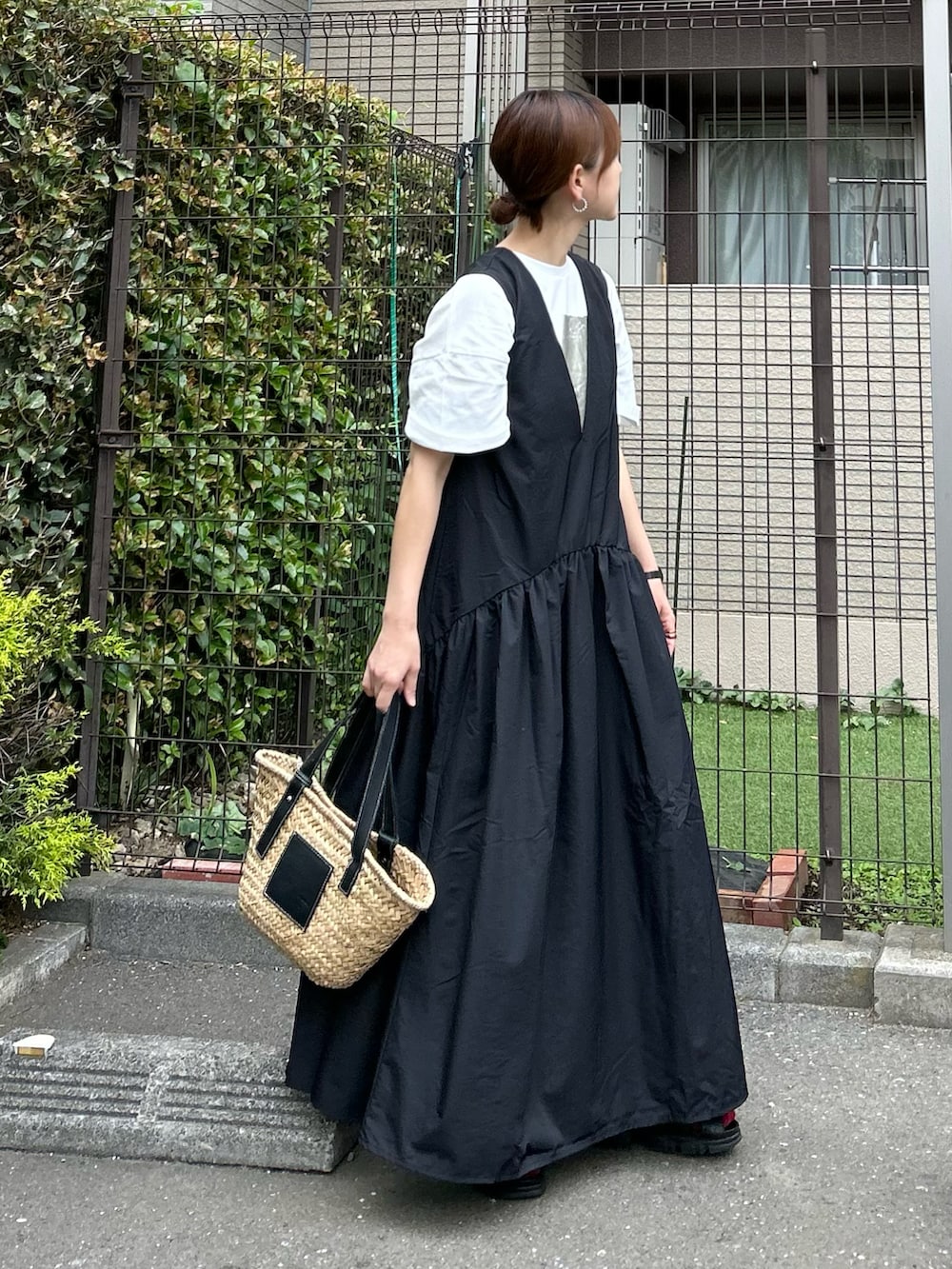 「きれいめカジュアル、大人カジュアル、シンプルコーデ、モノトーン、プチプラ、夏コーデ、白Tシャツ、プリントT、ワンピース、ロングワンピース、グルカサンダル、カラーソックス、かごバッグ、トートバッグ、休日スタイル」｜「notch.の箔プリント半袖Ｔシャツ（Tシャツ/カットソー、ホワイト系）」を使った、ＫＲさん（レディース・159cm）の春コーディネートの2枚目の写真
