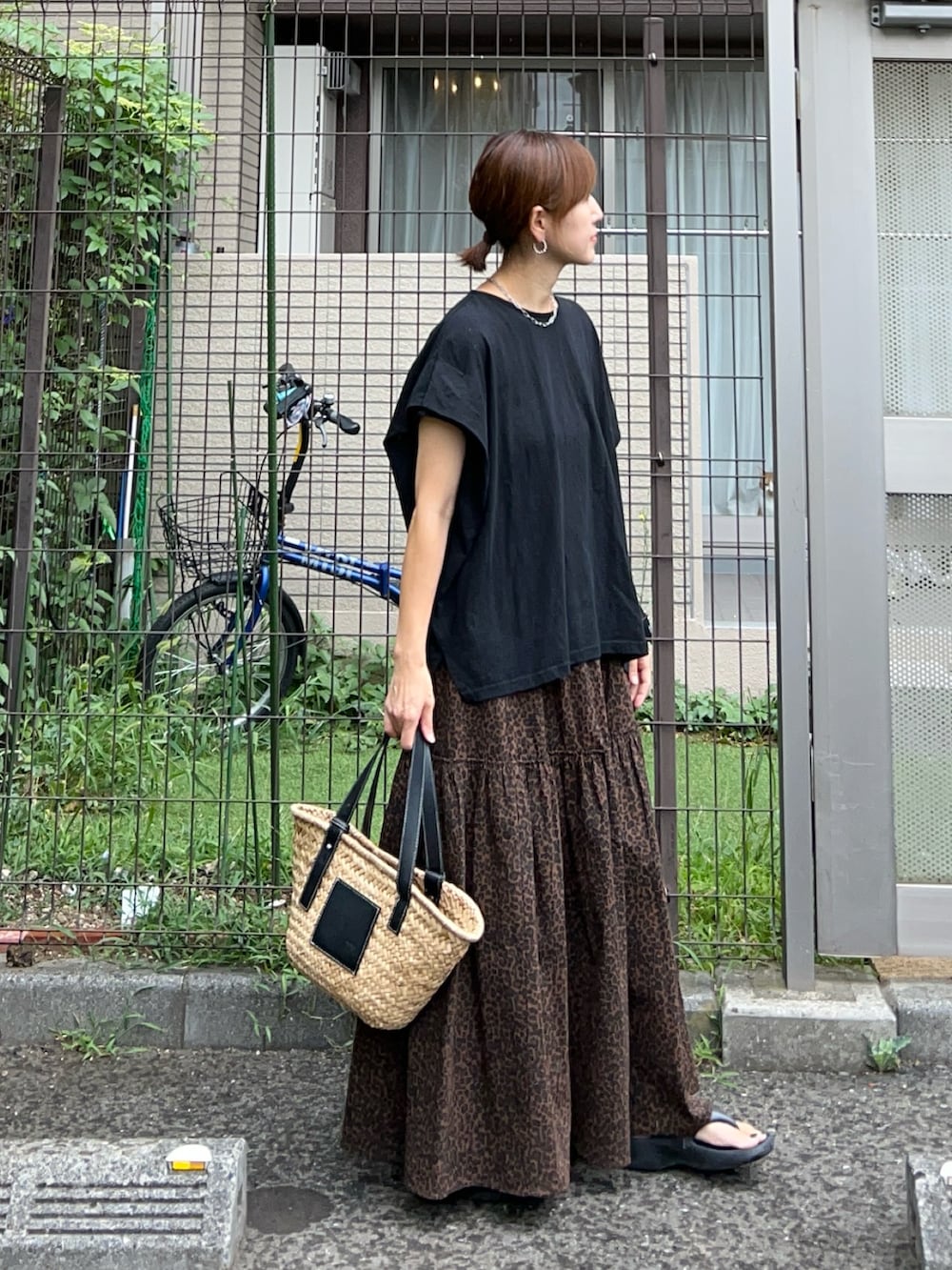 ブラック系のTシャツ/カットソー、ブラウン系のスカート、ブラック系のかごバッグを着用したレディースの夏コーディネートの3枚目の写真