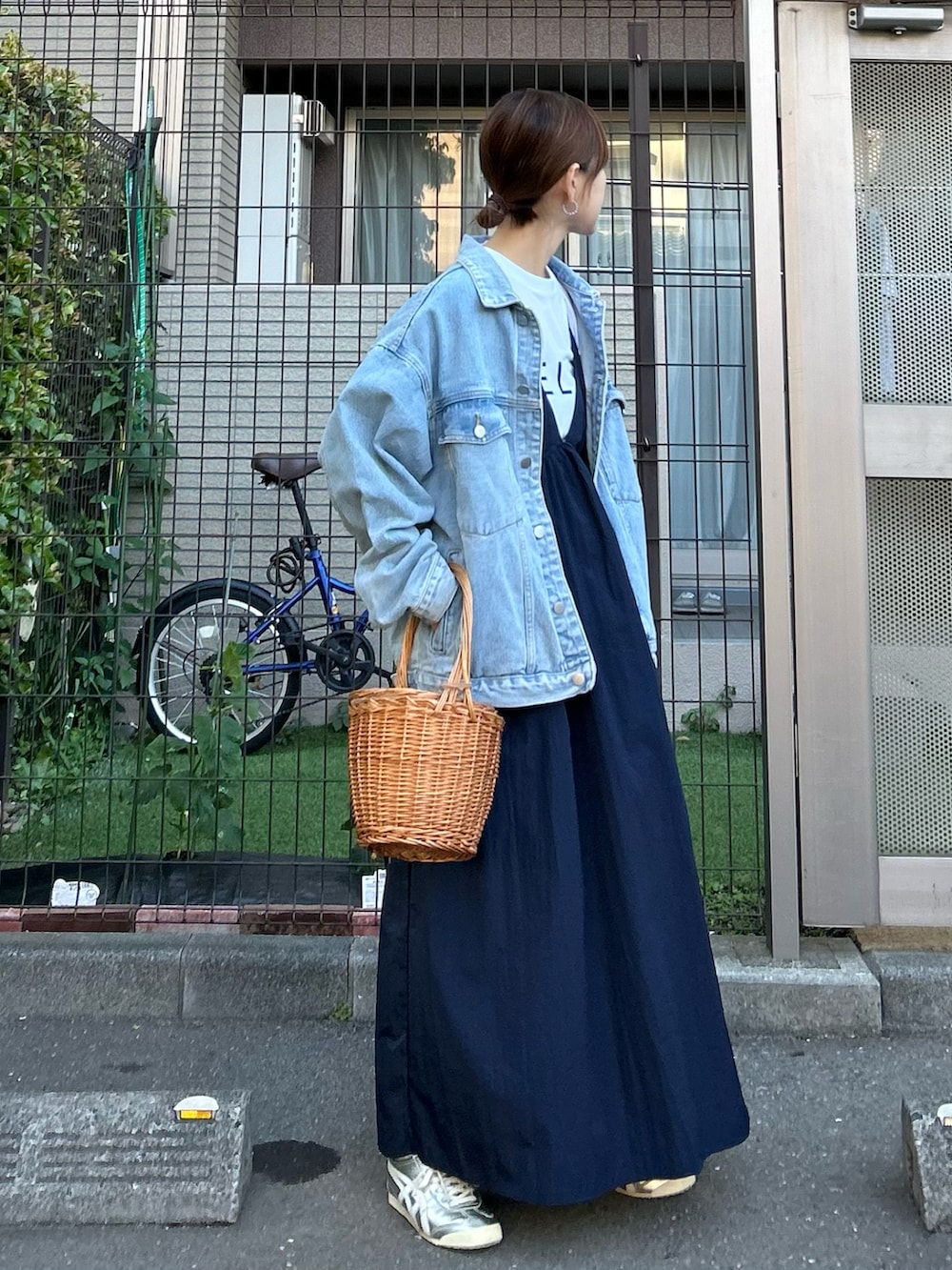 ブルー系のワンピースを着用したレディースの春コーディネートの2枚目の写真