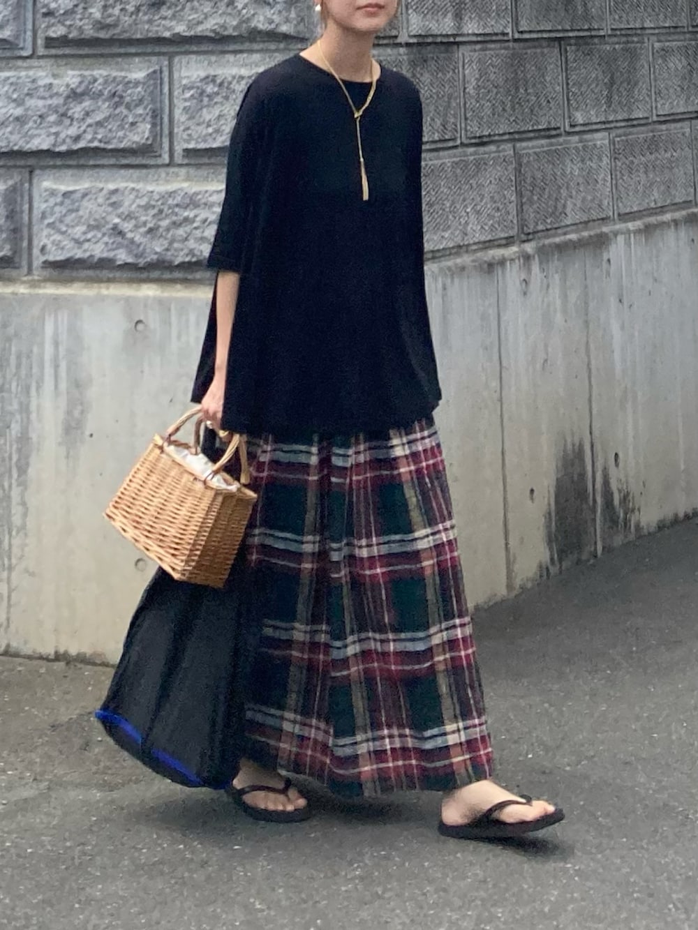 ブラック系のTシャツ/カットソー、グリーン系のスカート、ブラック系のエコバッグ/サブバッグを着用したレディースの夏コーディネートの5枚目の写真