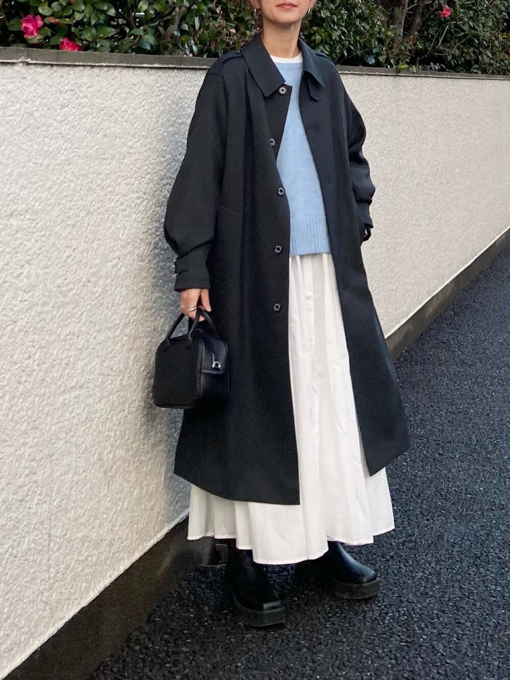 グレー系のその他アウター、ブルー系のニット/セーター、ホワイト系のシャツワンピースを着用したレディースの冬コーディネートの5枚目の写真