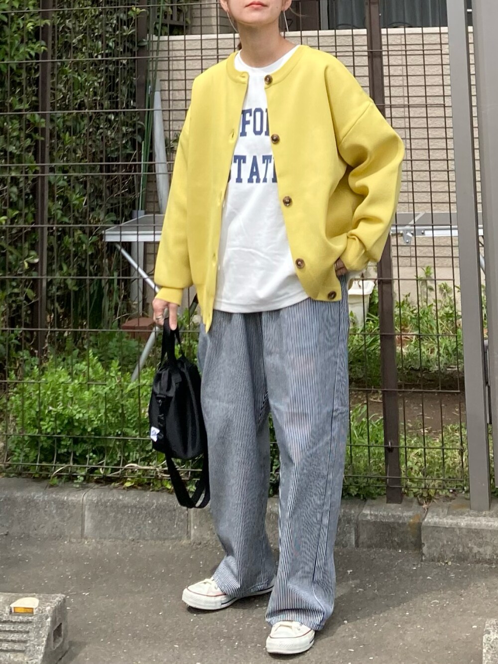 ホワイト系のTシャツ/カットソー、イエロー系のカーディガン/ボレロ、その他のその他パンツを着用したレディースの春コーディネートの5枚目の写真