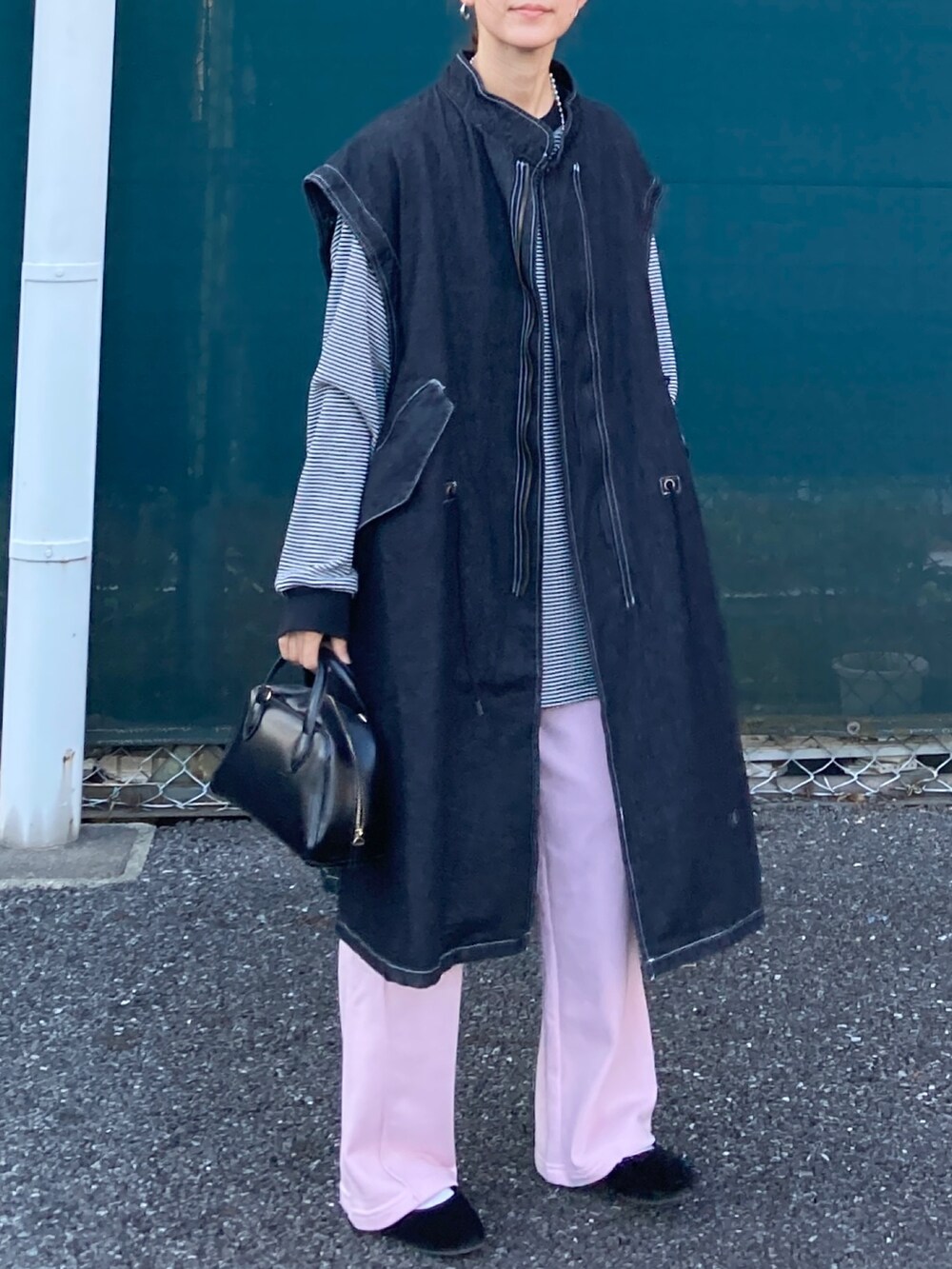 ブラック系のモッズコート、ホワイト系のTシャツ/カットソー、ピンク系のスウェットパンツを着用したレディースの夏コーディネートの2枚目の写真