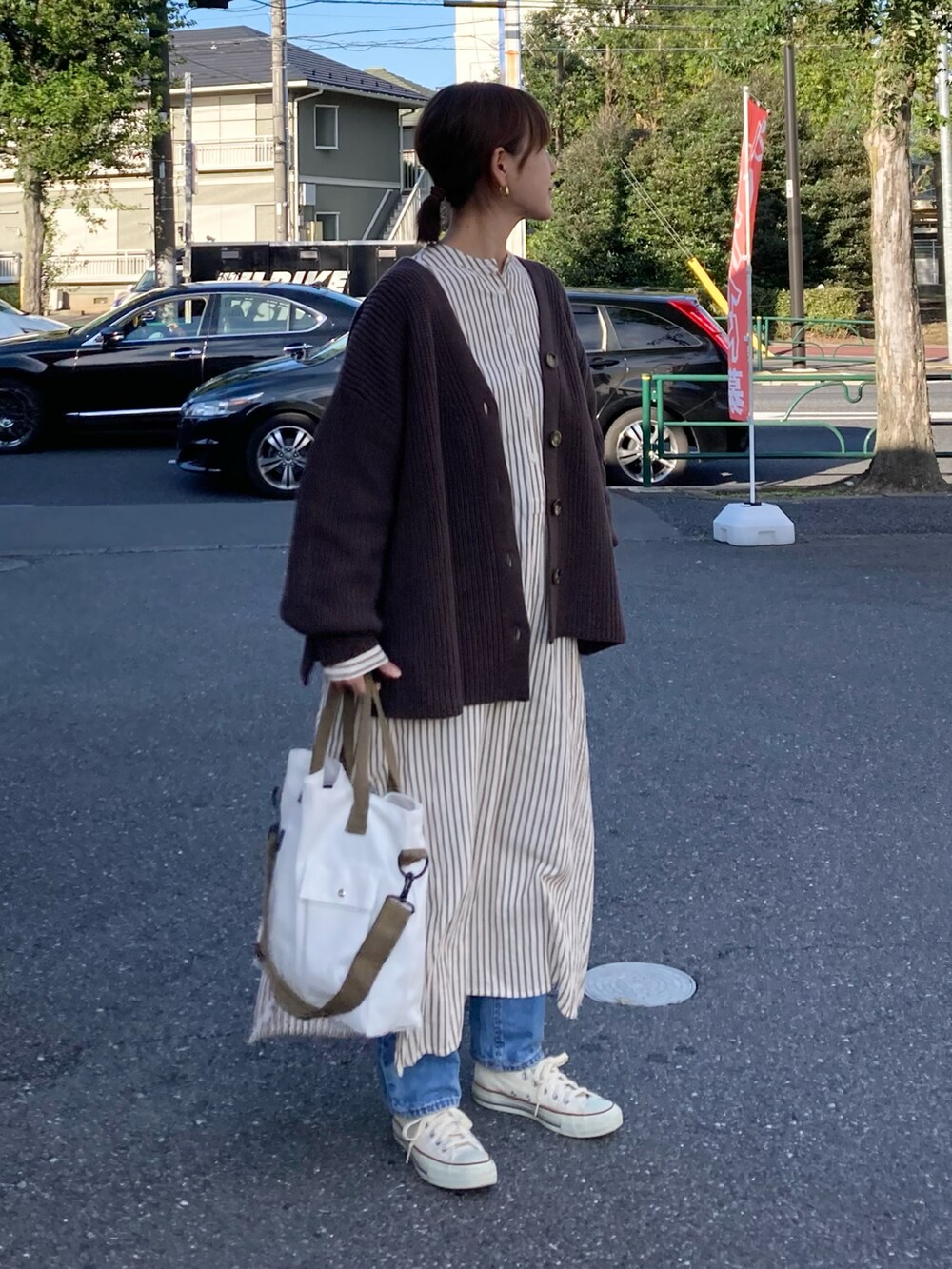 ブラウン系のカーディガン/ボレロ、ホワイト系のトートバッグ、ホワイト系のワンピースを着用したレディースの秋コーディネートの3枚目の写真