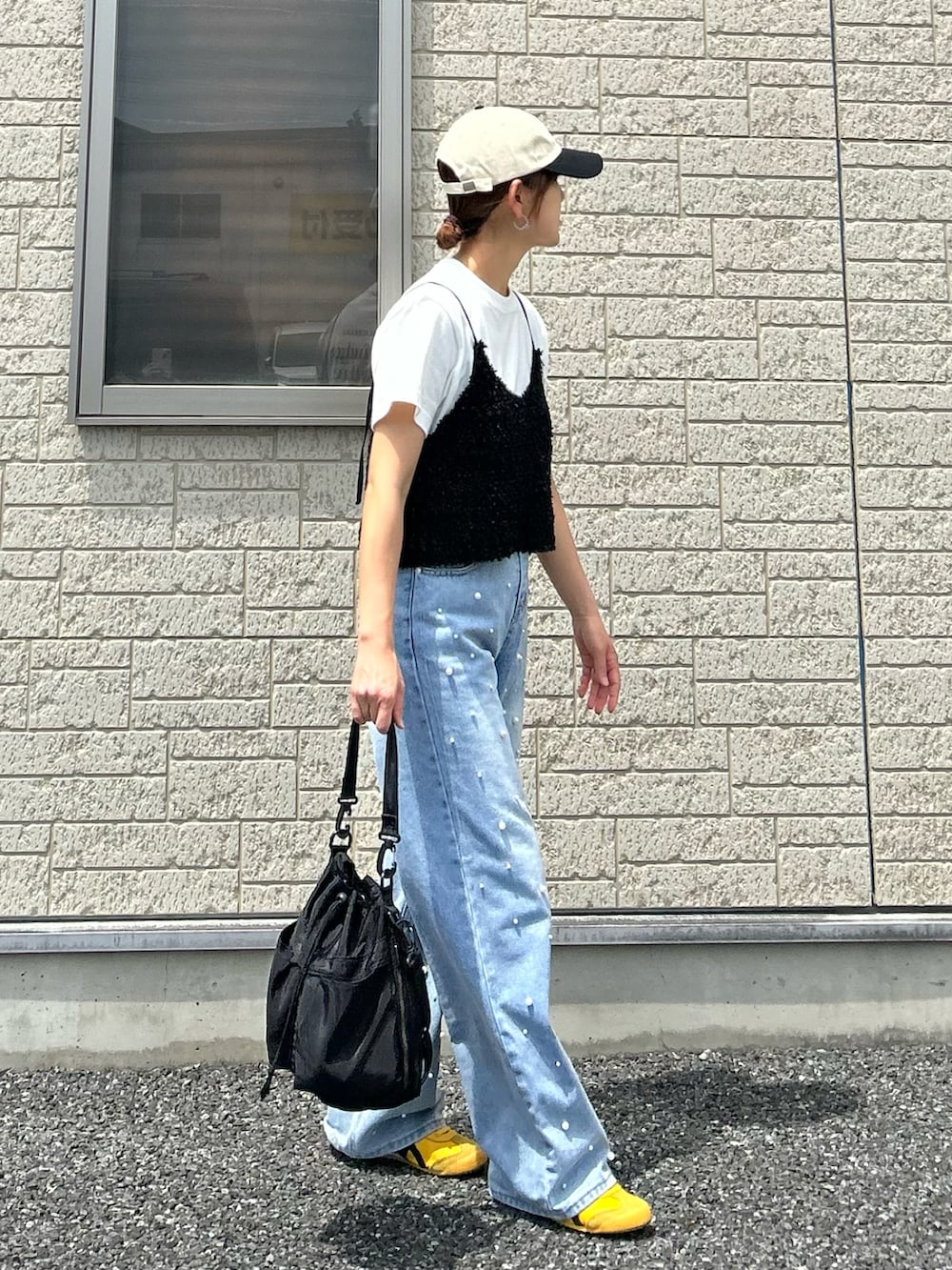 その他のTシャツ/カットソー、ブラック系のベスト、ブルー系のデニムパンツを着用したレディースの夏コーディネートの4枚目の写真