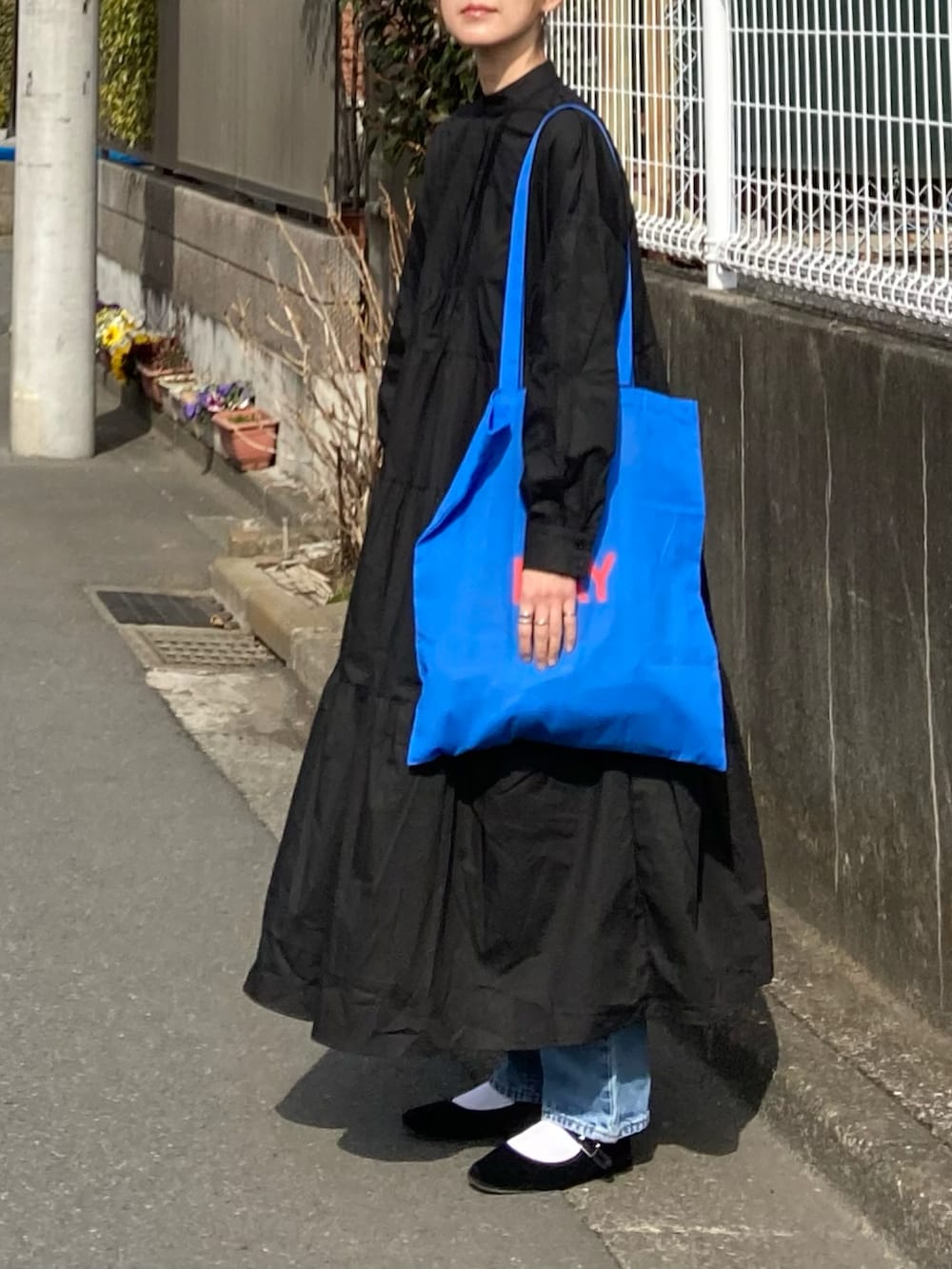 「ゆるコーデ、春コーデ、ブラックコーデ、プチプラ、ロングワンピース、シャツワンピ、ティアードスカート、きれいめカジュアル、レイヤードスタイル、休日スタイル、トートバッグ、ブルー、カラーパレット、カンフーシューズ、GU」｜「eachのピンタックティアードワンピース（シャツワンピース、ブラック系）」を使った、ＫＲさん（レディース・159cm）の冬コーディネートの4枚目の写真