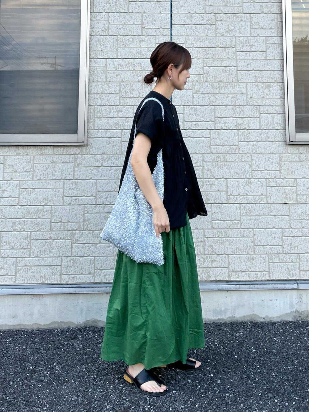 ブラック系のシャツ/ブラウス、グリーン系のスカート、シルバー系のトートバッグを着用したレディースの夏コーディネートの4枚目の写真